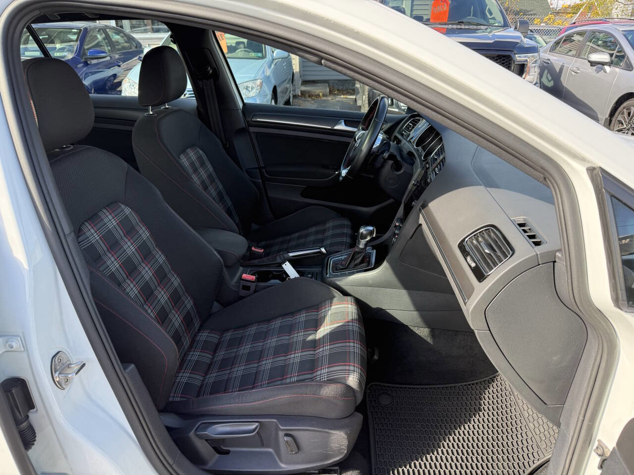 Used 2018 Volkswagen GTI SE image 12