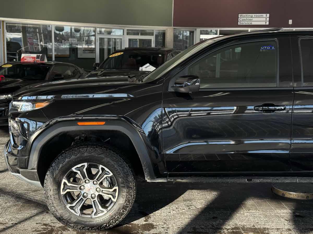 Used 2025 GMC Canyon AT4 w/ Technology Plus Package image 6