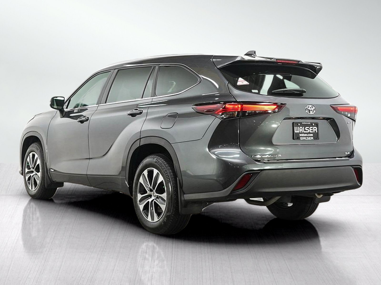 Used 2025 Toyota Highlander XLE AWD/4WD image 3