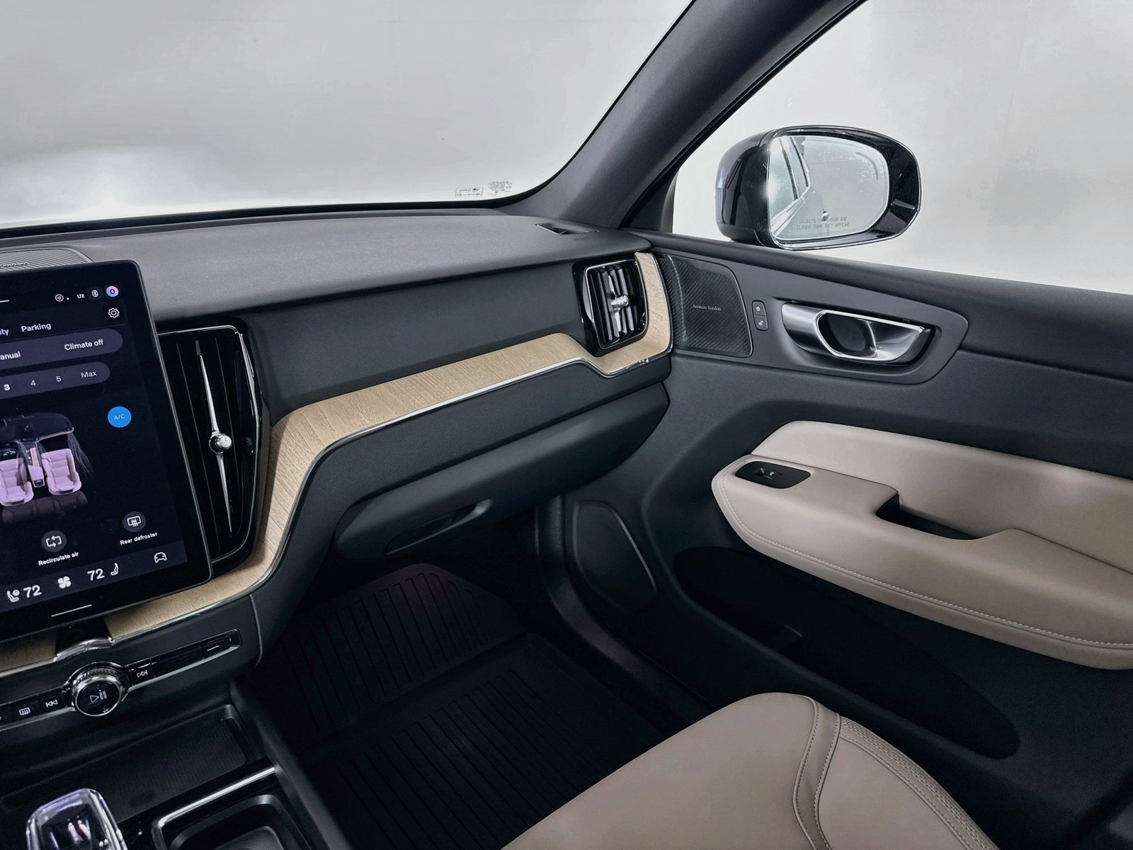 New 2027 Volvo XC60 B5 Plus AWD/4WD image 23