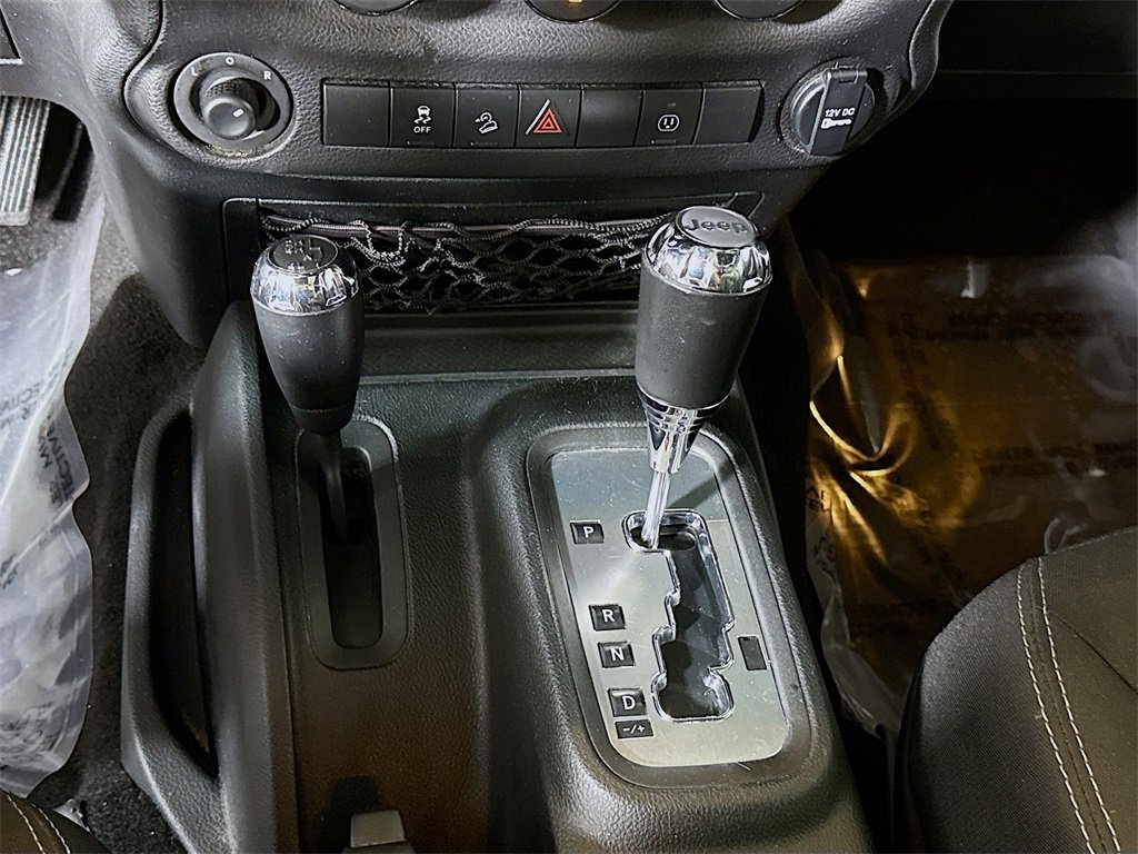 Used 2017 Jeep Wrangler Unlimited Rubicon w/ Connectivity Group image 8