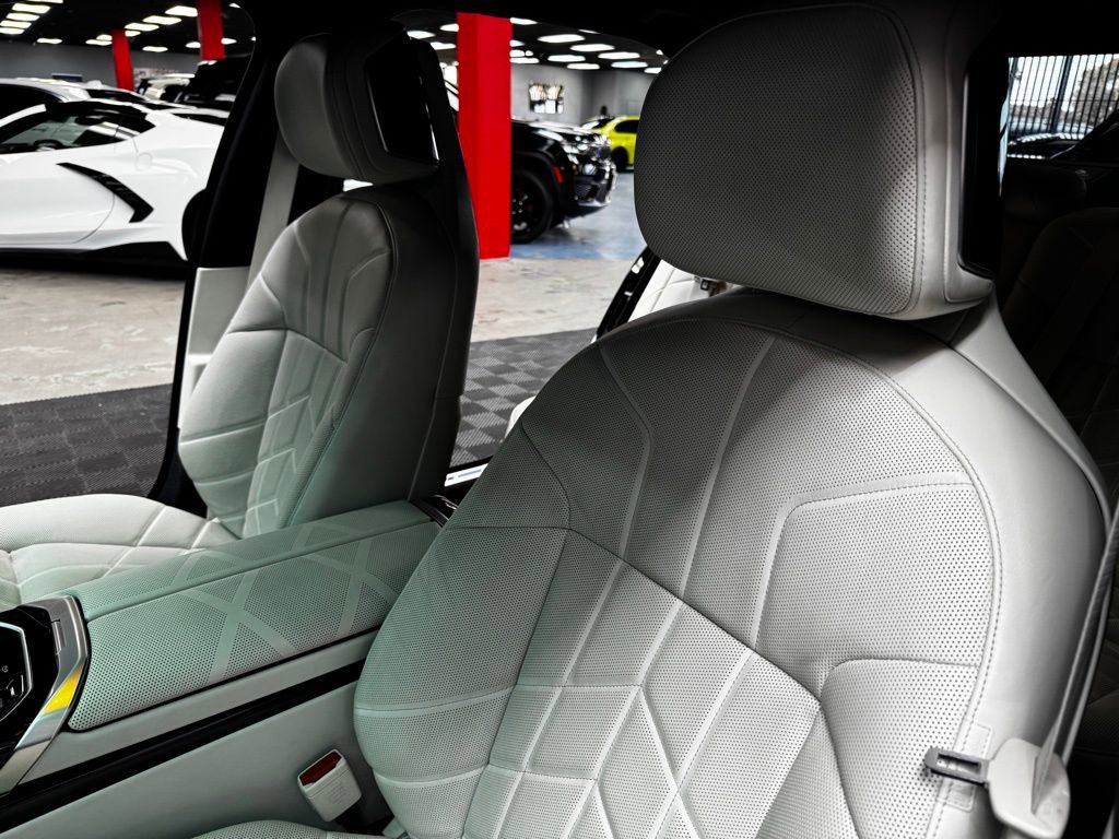 Used 2025 BMW 740i w/ Premium Package image 35