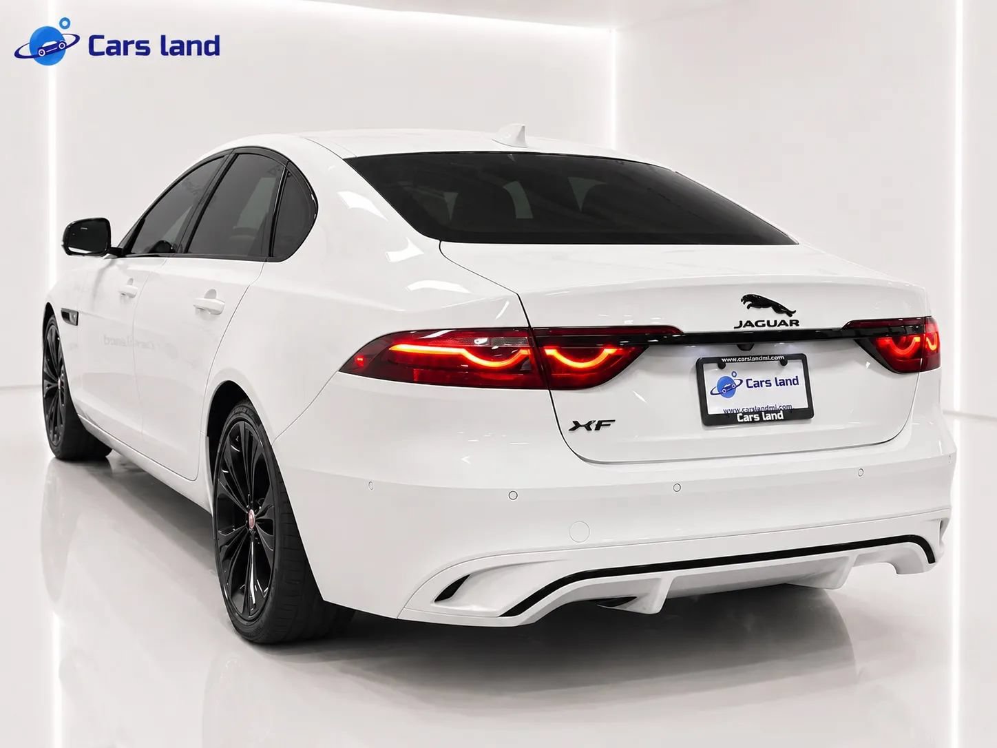 Used 2021 Jaguar XF SE RWD image 5