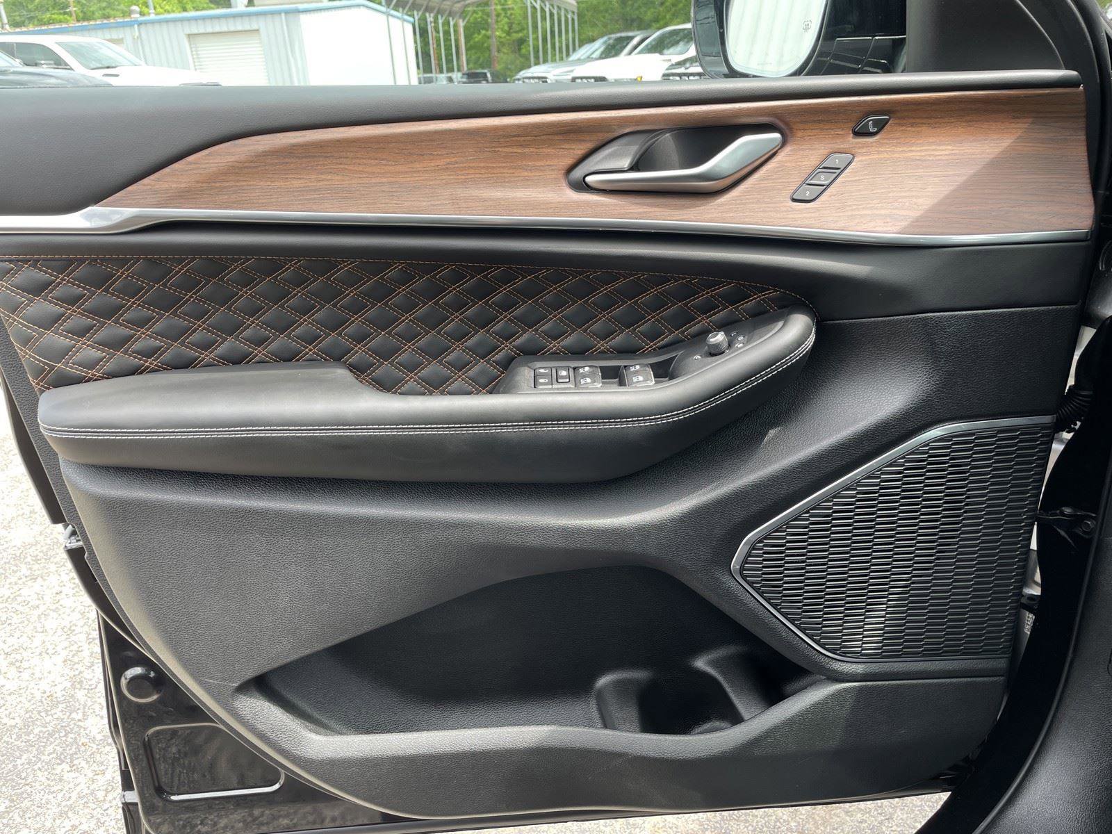 Used 2025 Jeep Grand Cherokee Summit w/ Adv Protech Group IV AWD/4WD image 36