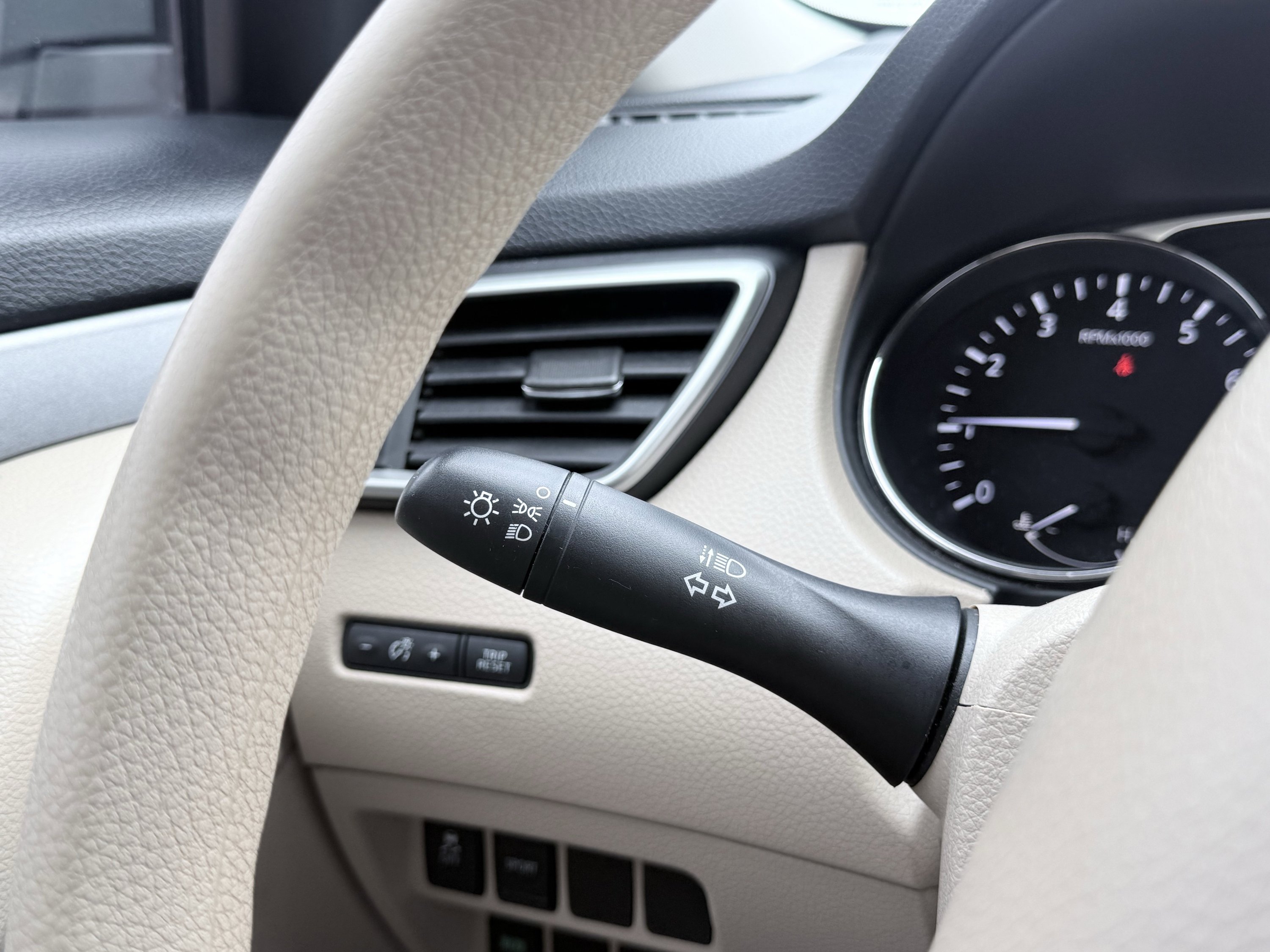 Used 2015 Nissan Rogue S FWD image 58