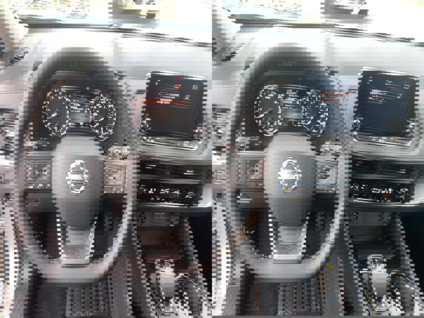 Used 2025 Nissan Rogue SV image 14