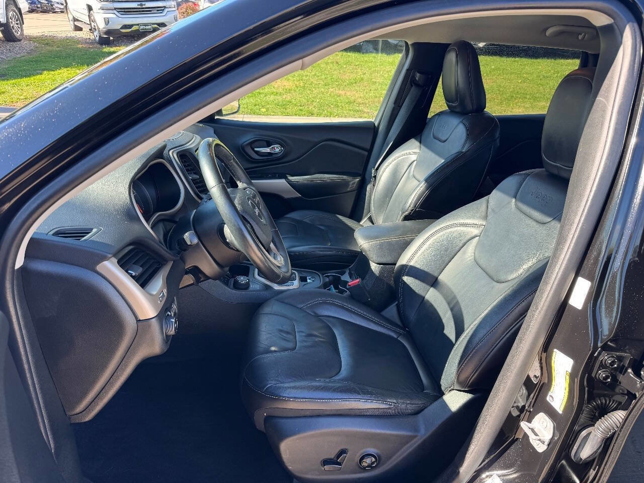 Used 2017 Jeep Cherokee Limited image 11