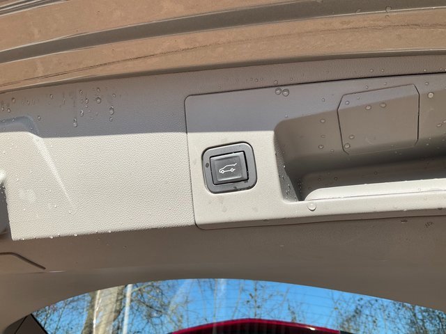 Used 2018 Cadillac XT5 Luxury w/ Driver Awareness Package image 19