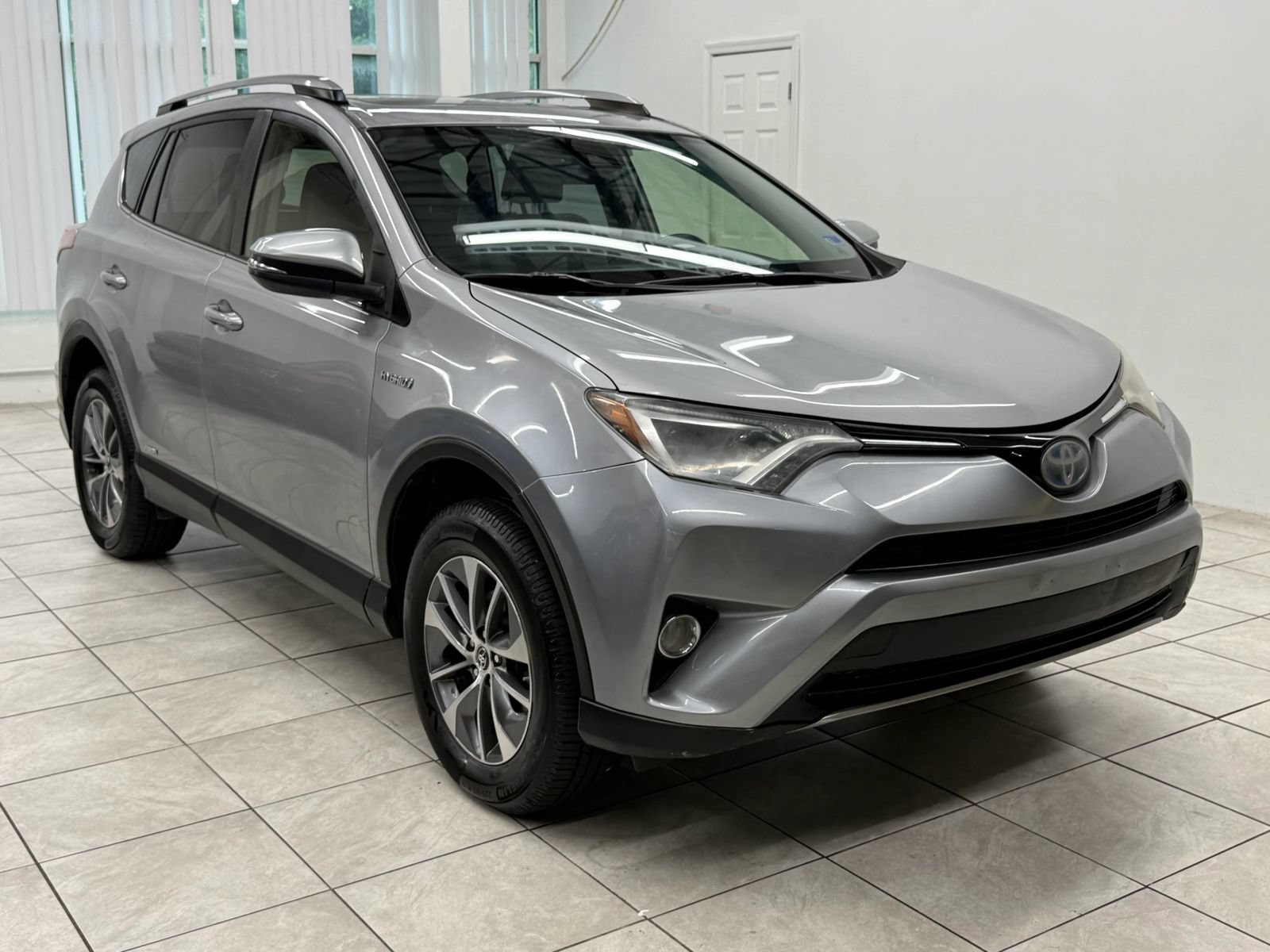 Used 2017 Toyota RAV4 XLE AWD/4WD image 1
