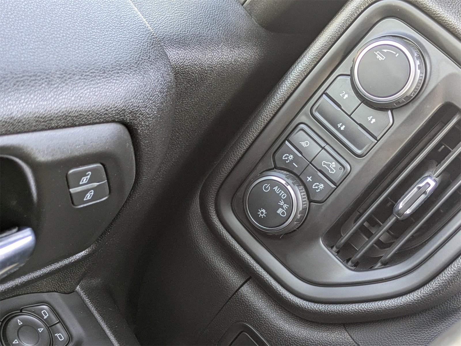 Used 2024 Chevrolet Silverado 2500 Custom w/ Custom Value Package image 26