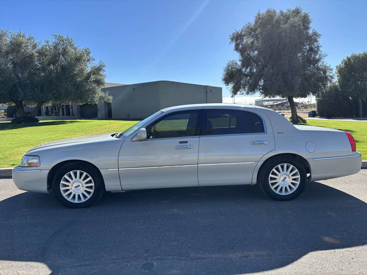 Used 2004 Lincoln Town Car Ultimate RWD image 3