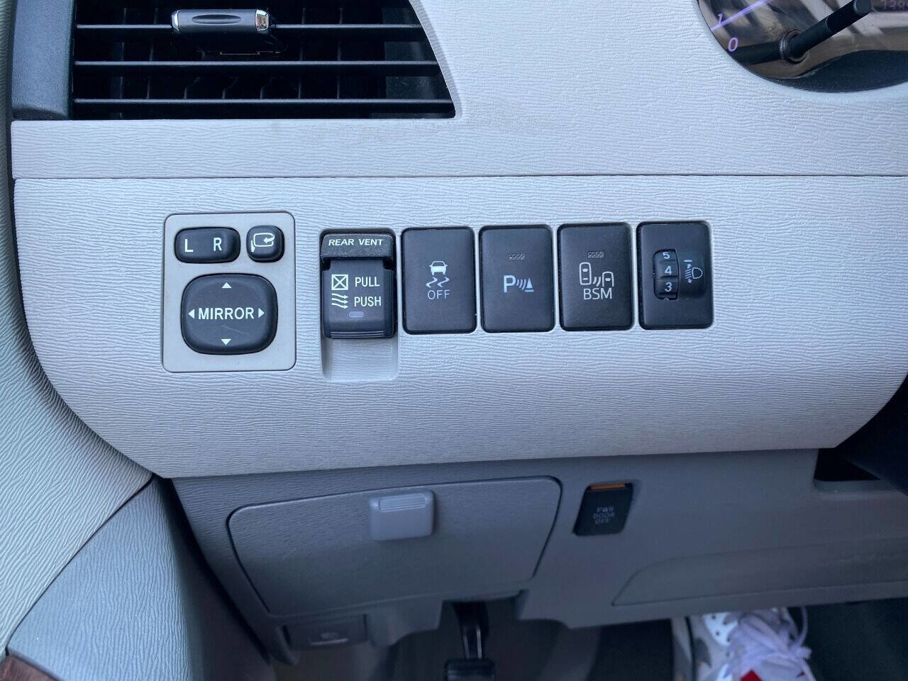 Used 2013 Toyota Sienna XLE w/ Premium Pkg image 21