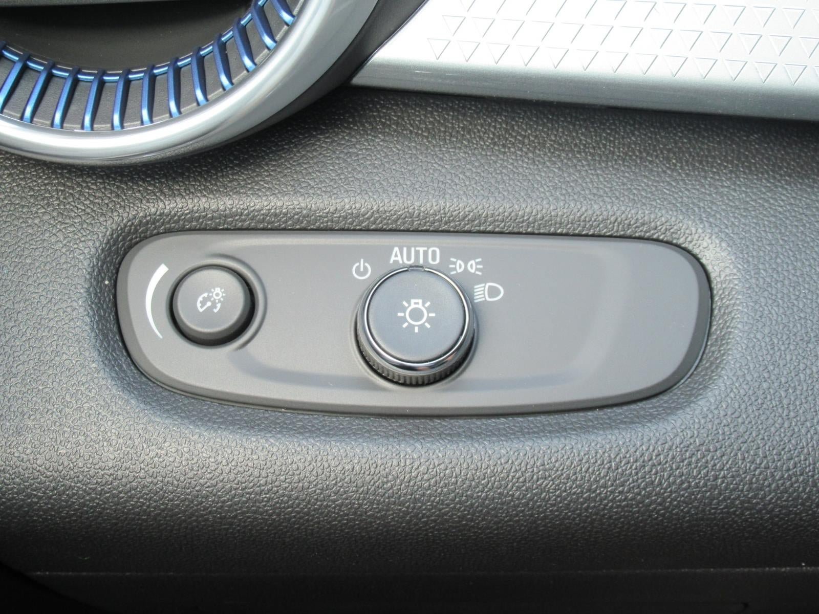 New 2026 Chevrolet Trax LT w/ Sunroof Package FWD image 22
