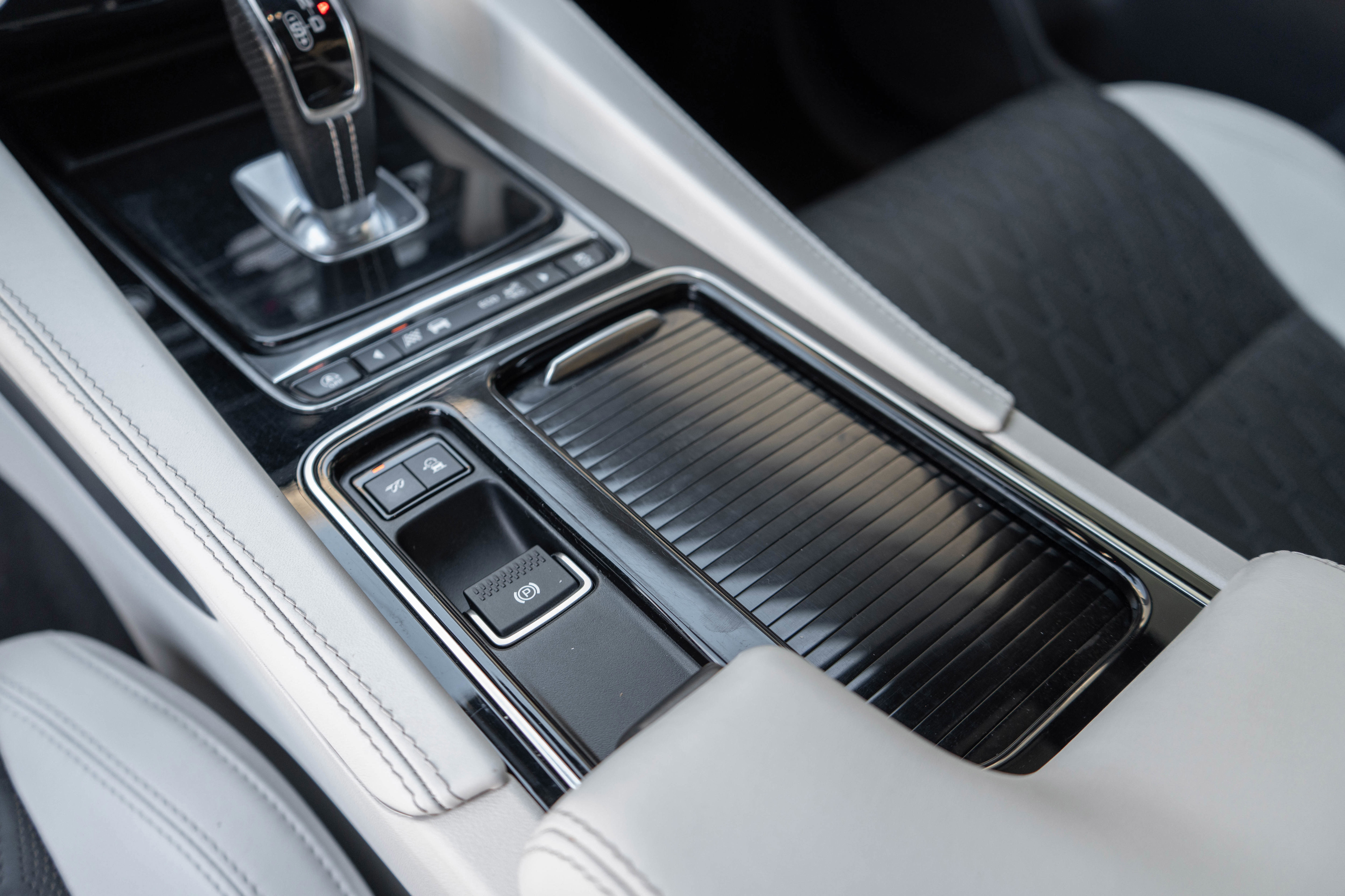 Used 2020 Jaguar F-PACE SVR image 21