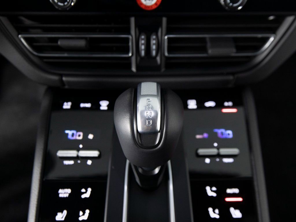 Certified 2025 Porsche Macan AWD/4WD image 28