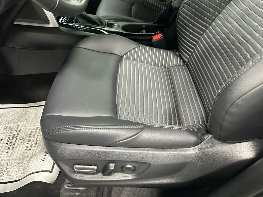 Used 2025 Toyota Corolla Cross XSE w/ Convenience Package image 13