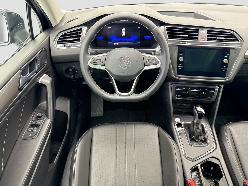 Used 2023 Volkswagen Tiguan SE w/ Panoramic Sunroof Package FWD image 10