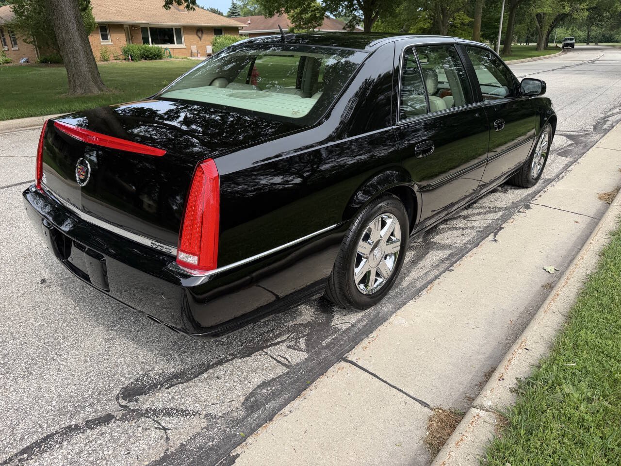 Used 2006 Cadillac DTS w/ Trunk Convenience Package FWD image 5