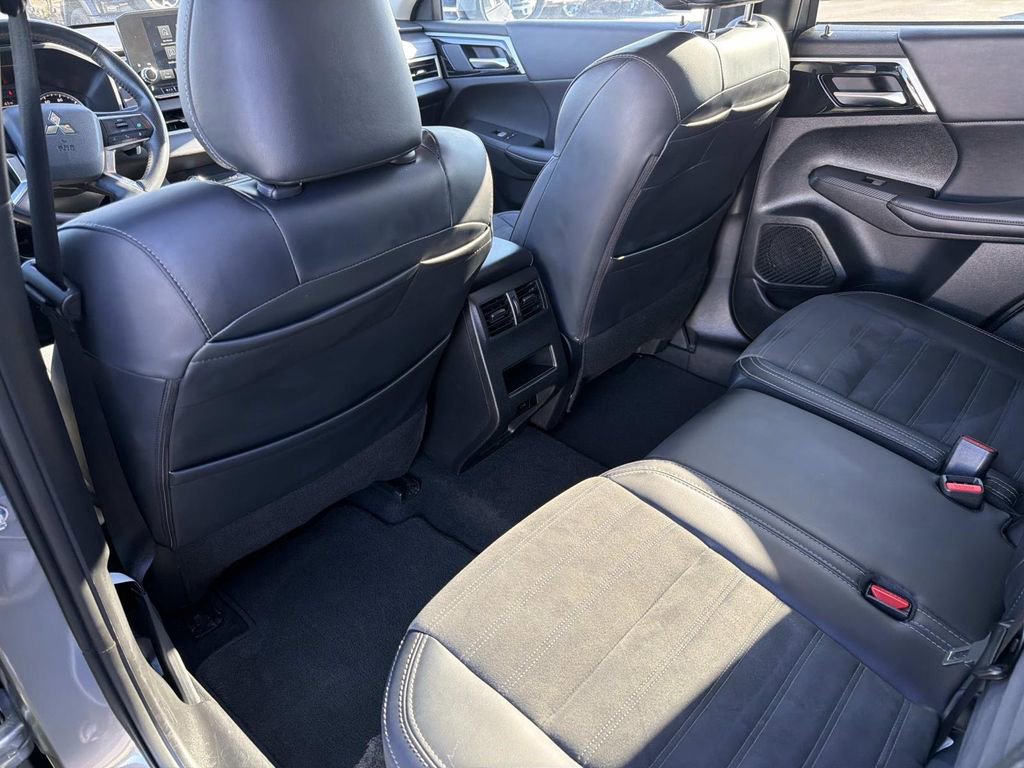 Used 2024 Mitsubishi Outlander SE image 17