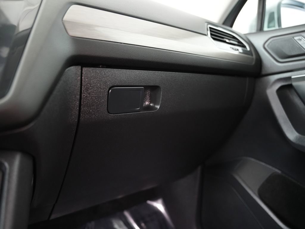 Used 2020 Volkswagen Tiguan SE FWD image 46