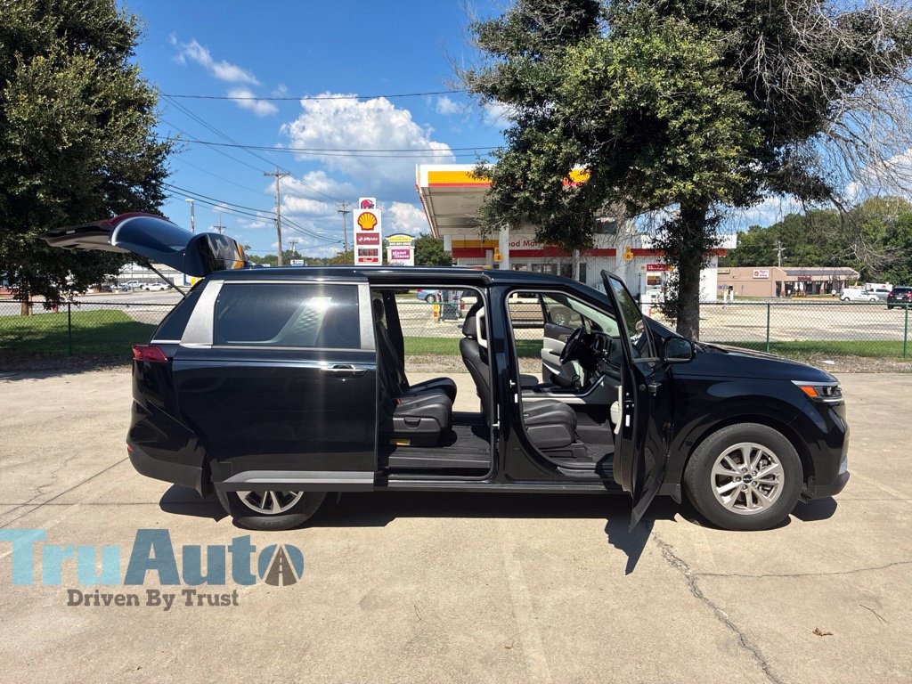 Used 2023 Kia Carnival LX FWD image 19