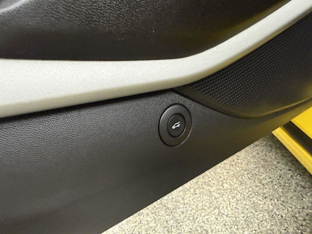 Used 2017 Chevrolet Camaro SS image 27