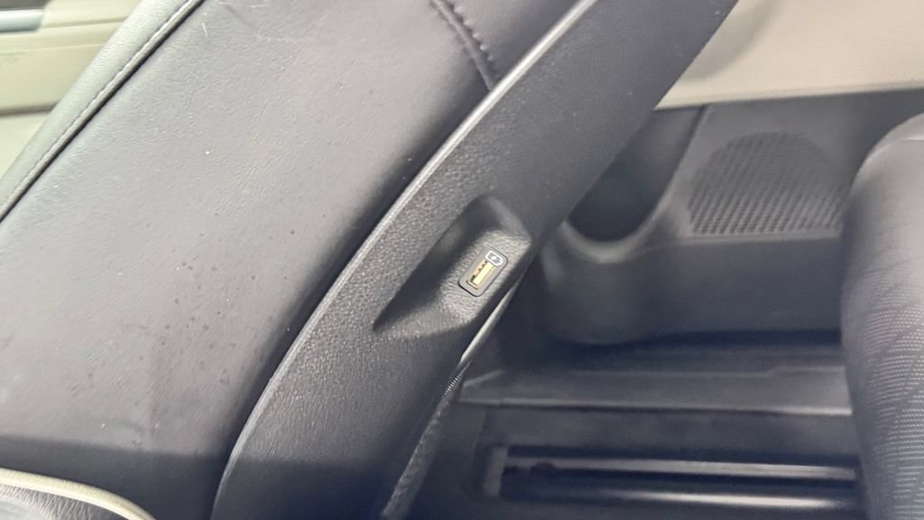 Used 2024 Kia Carnival LX FWD image 38