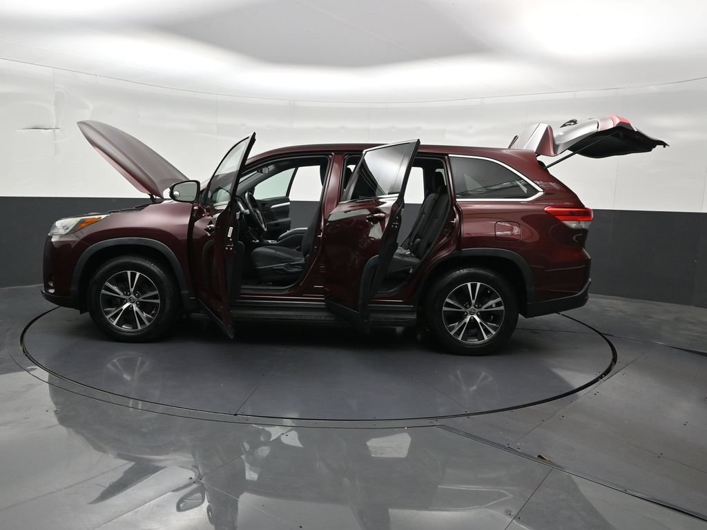 Used 2019 Toyota Highlander LE FWD image 34