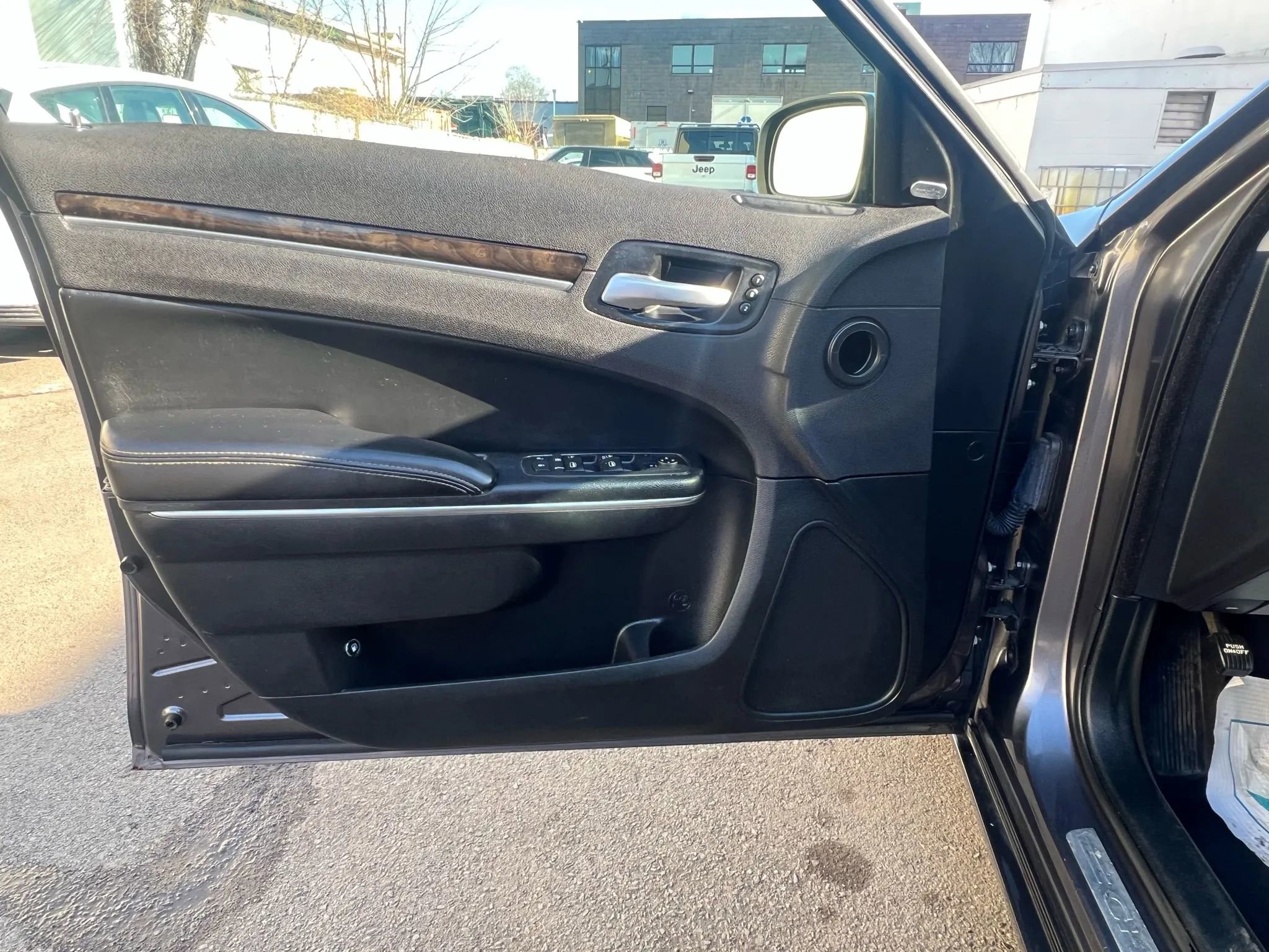 Used 2017 Chrysler 300 C RWD image 21