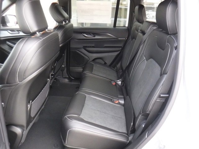 New 2025 Jeep Grand Cherokee Altitude image 32