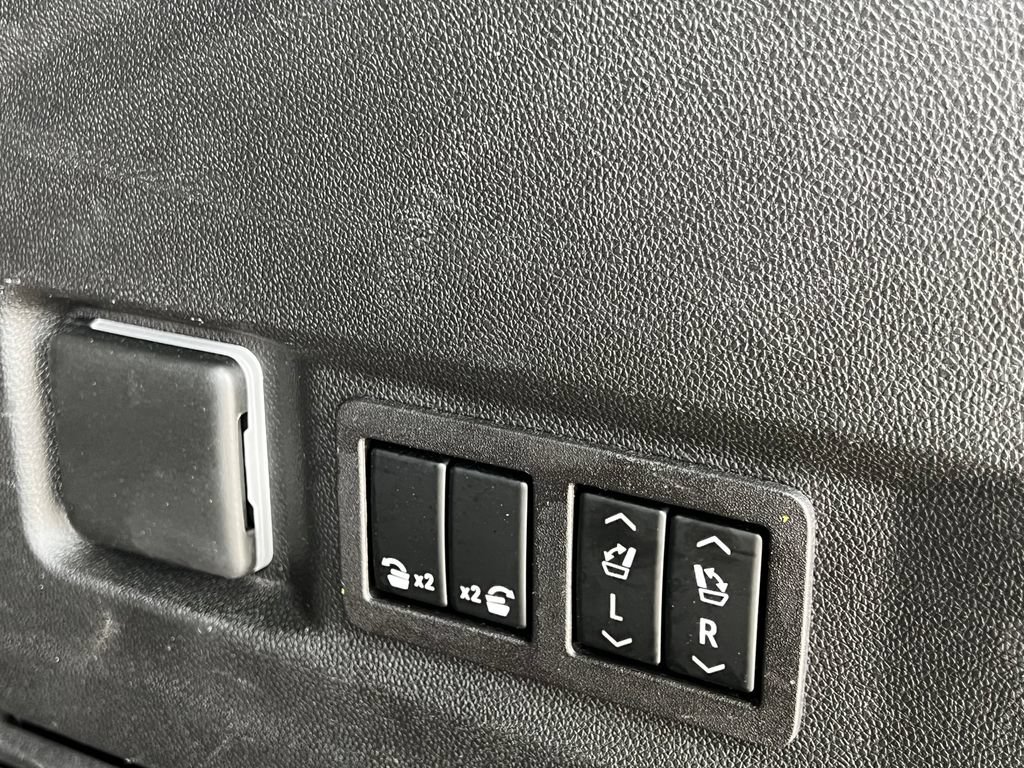 Used 2023 GMC Yukon Denali Ultimate AWD/4WD image 34