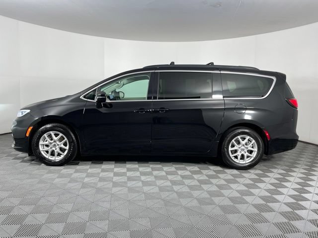 Used 2024 Chrysler Pacifica Touring-L FWD image 7