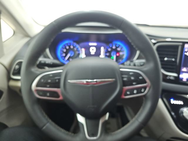 Used 2023 Chrysler Pacifica Touring-L FWD image 9