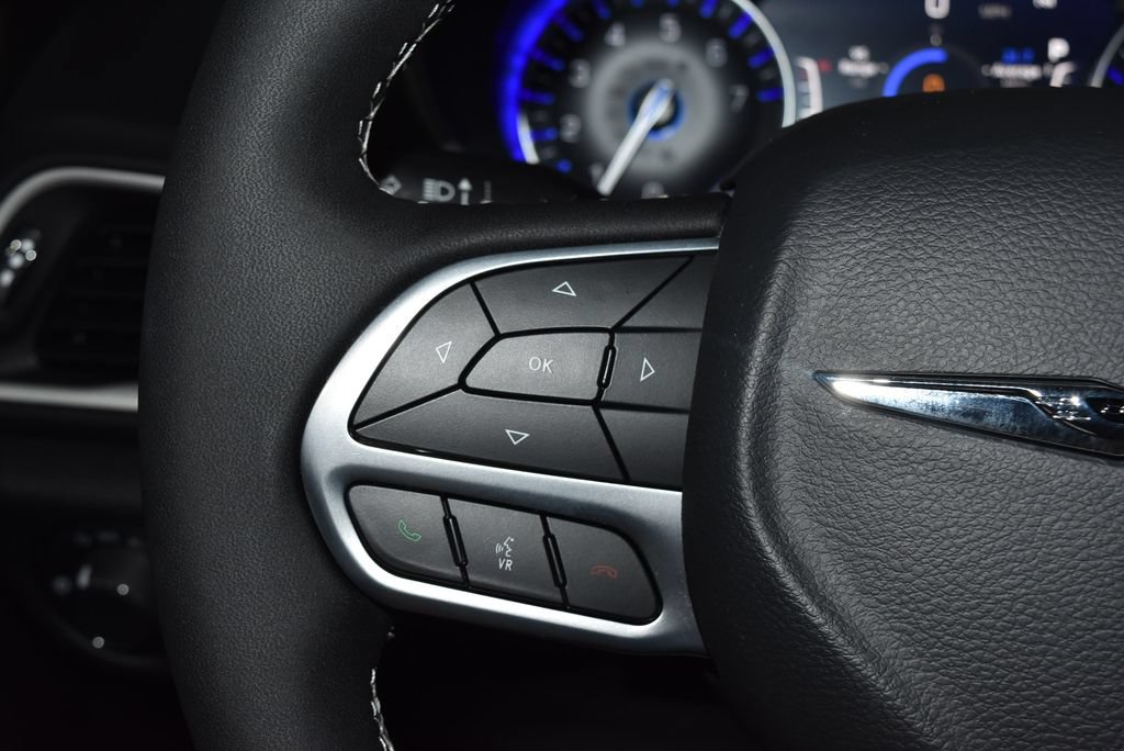 Used 2025 Chrysler Voyager LX FWD image 7