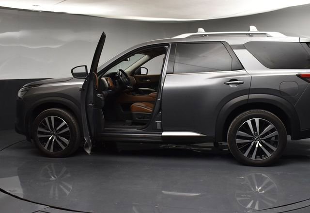 Used 2023 Nissan Pathfinder Platinum AWD/4WD image 5