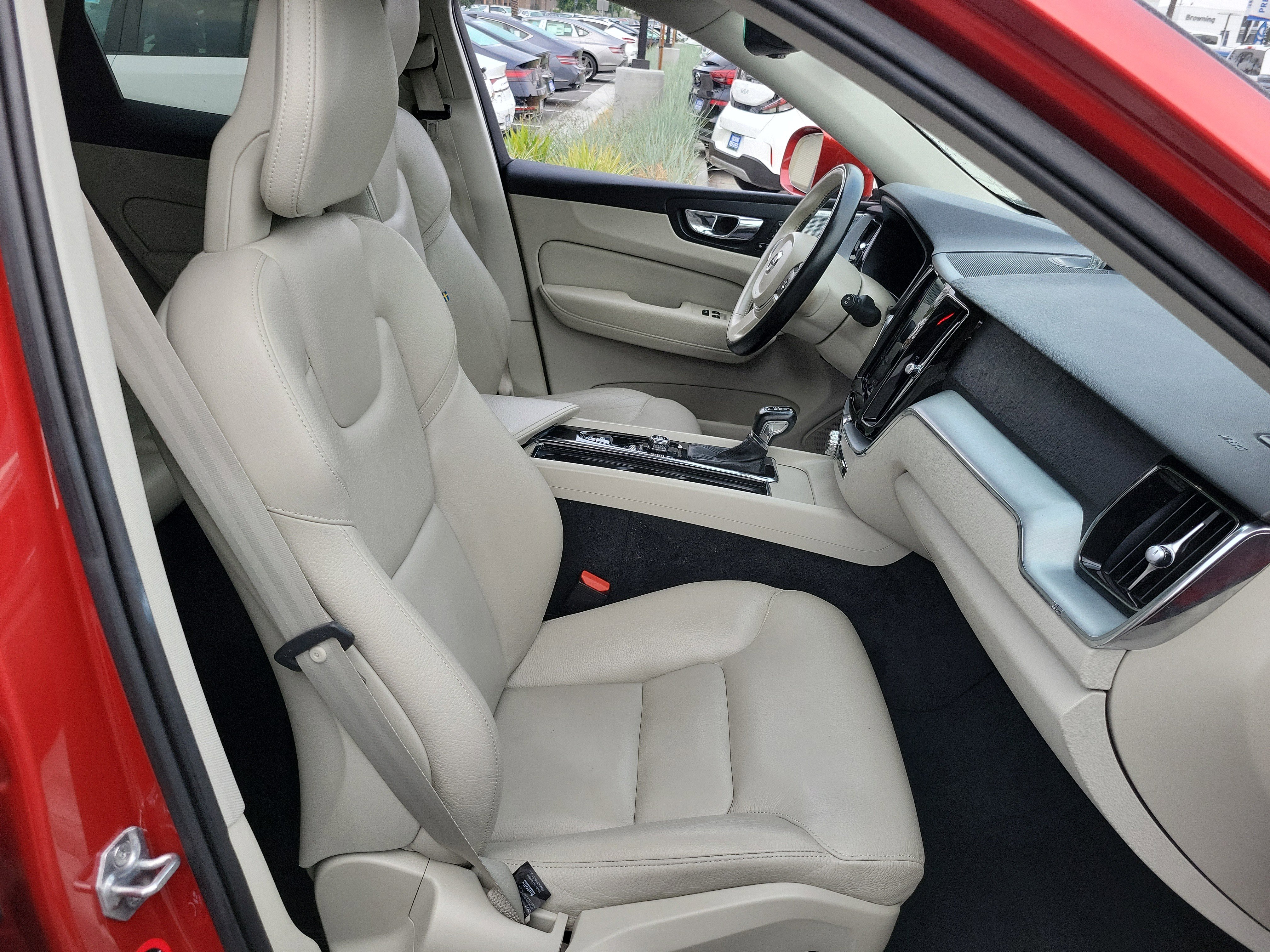 Used 2018 Volvo XC60 T6 Momentum w/ Convenience Package image 19