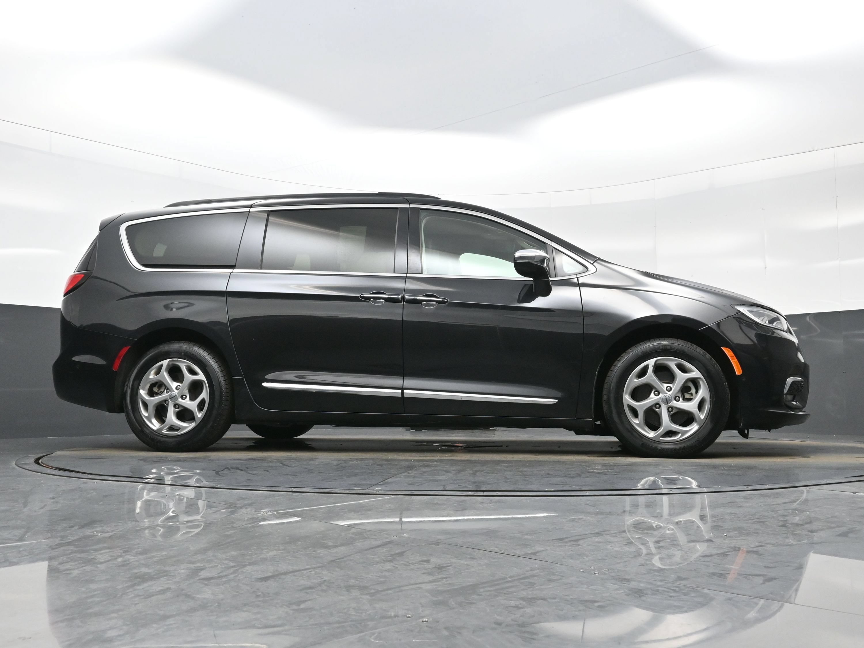 Used 2022 Chrysler Pacifica Limited FWD image 34