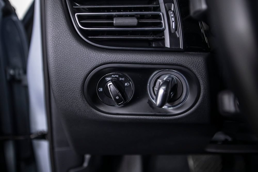 Used 2024 Porsche Macan AWD/4WD image 35