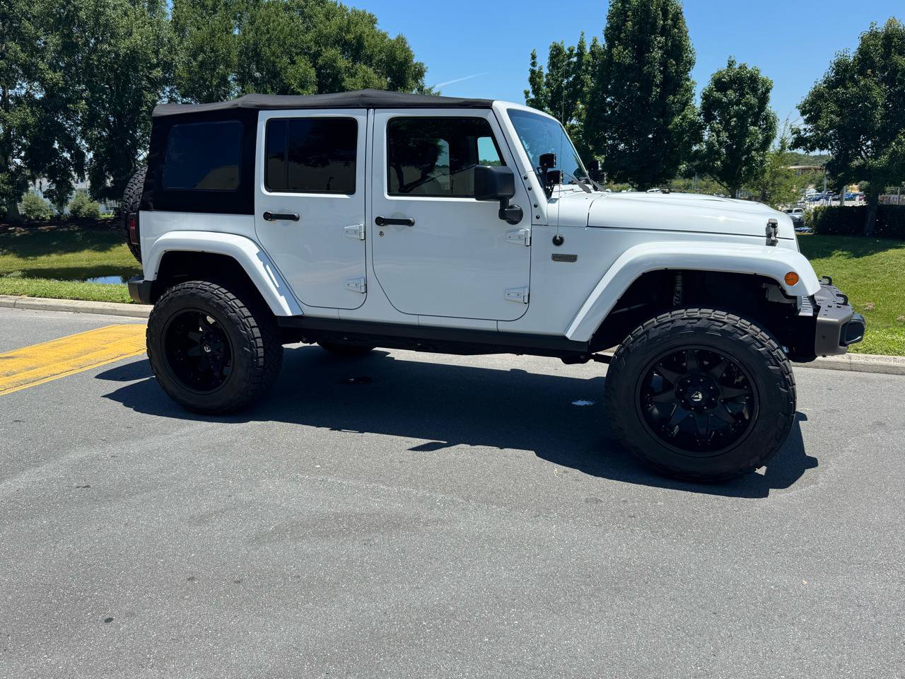 Used 2016 Jeep Wrangler Unlimited Sahara AWD/4WD image 24