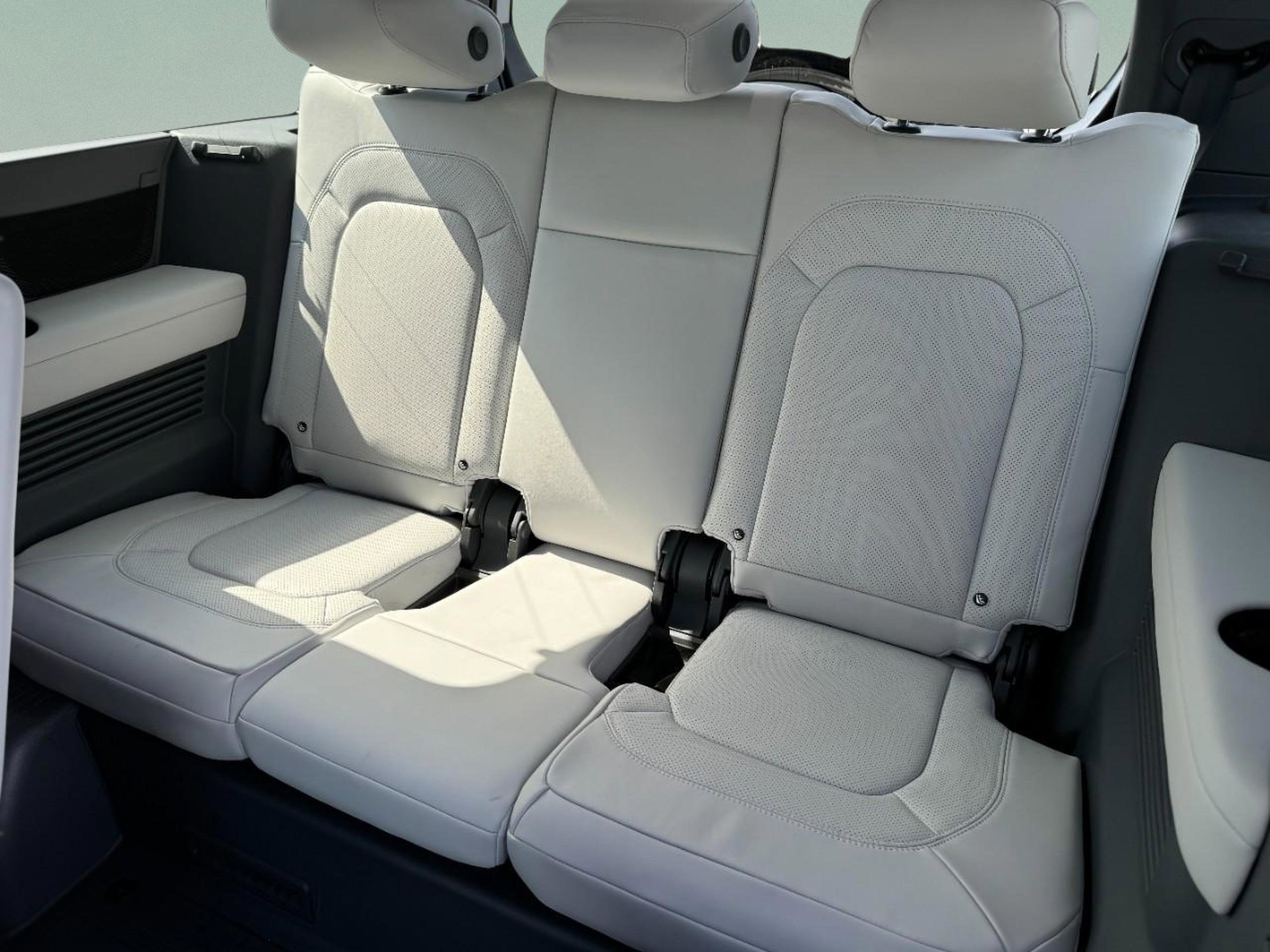 Certified 2025 Land Rover Defender 130 X-Dynamic SE image 10