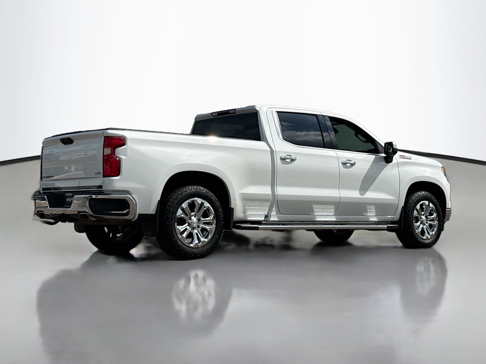 Used 2024 Chevrolet Silverado 1500 LTZ AWD/4WD image 2