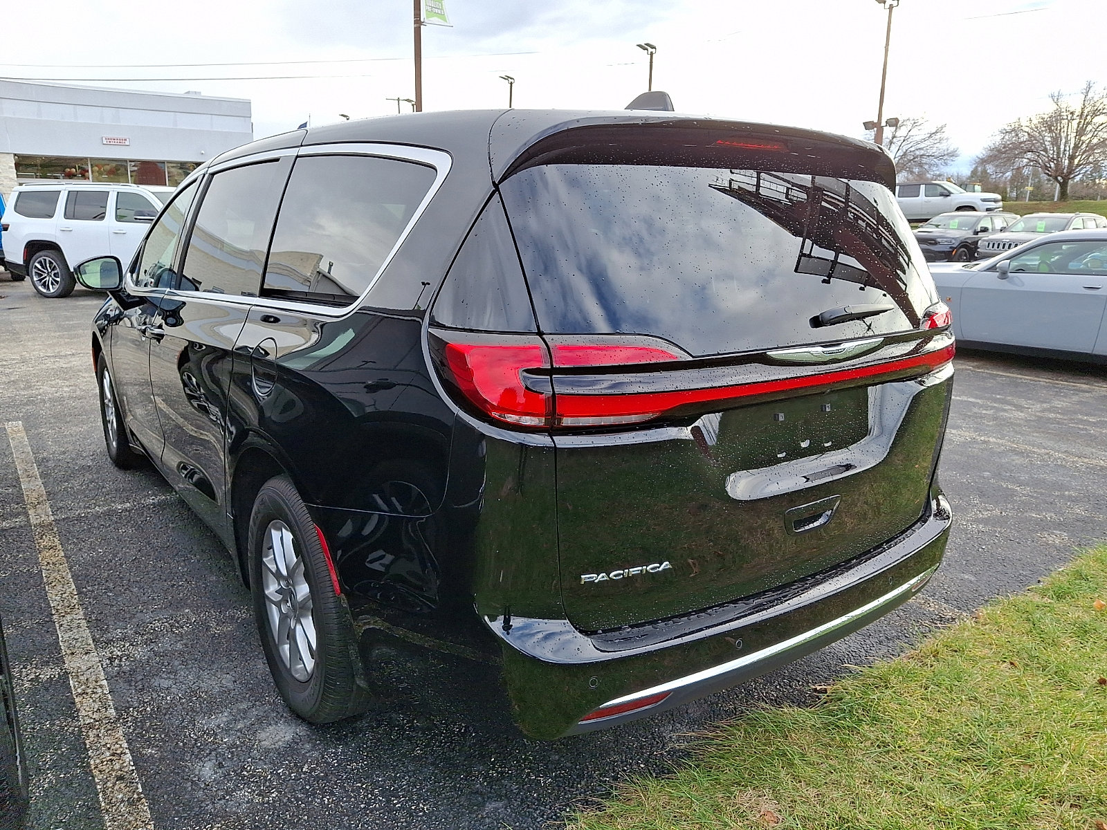 Used 2025 Chrysler Pacifica Select image 5