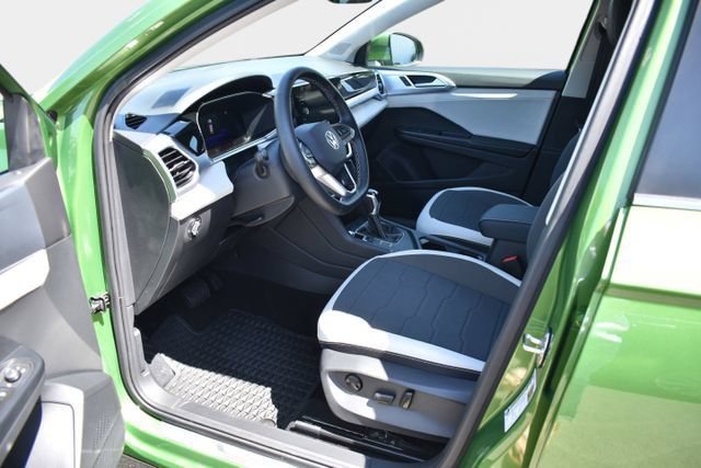Used 2025 Volkswagen Taos SE FWD image 11