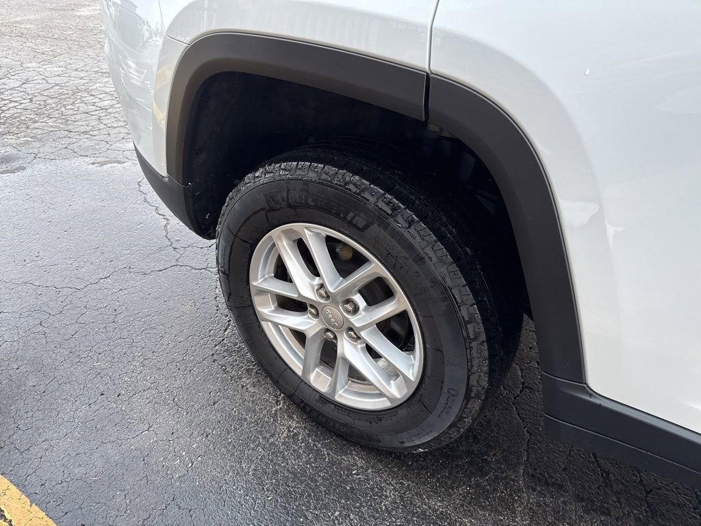 Used 2024 Jeep Grand Cherokee Laredo X image 27