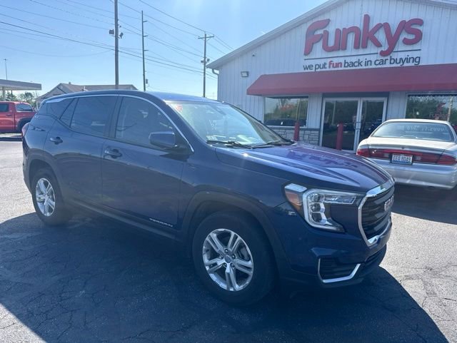 Used 2023 GMC Terrain SLE w/ LPO, Floor Liner Package FWD image 1