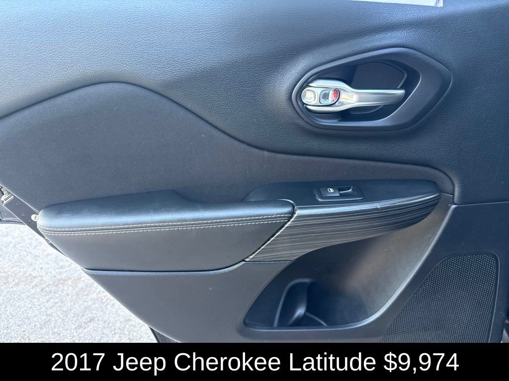 Used 2017 Jeep Cherokee Latitude FWD image 14