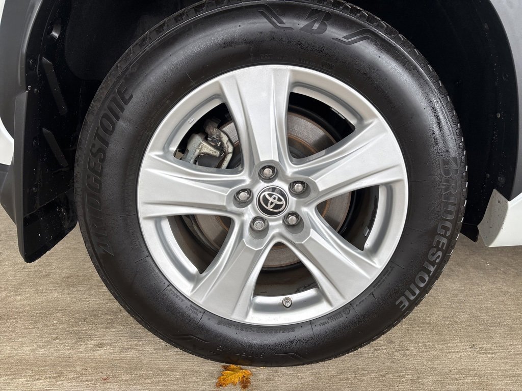 Used 2024 Toyota Highlander LE image 37