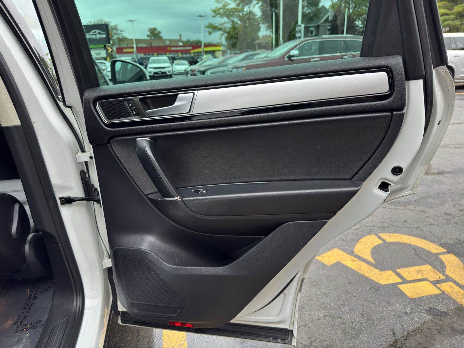 Used 2015 Volkswagen Touareg Sport image 40