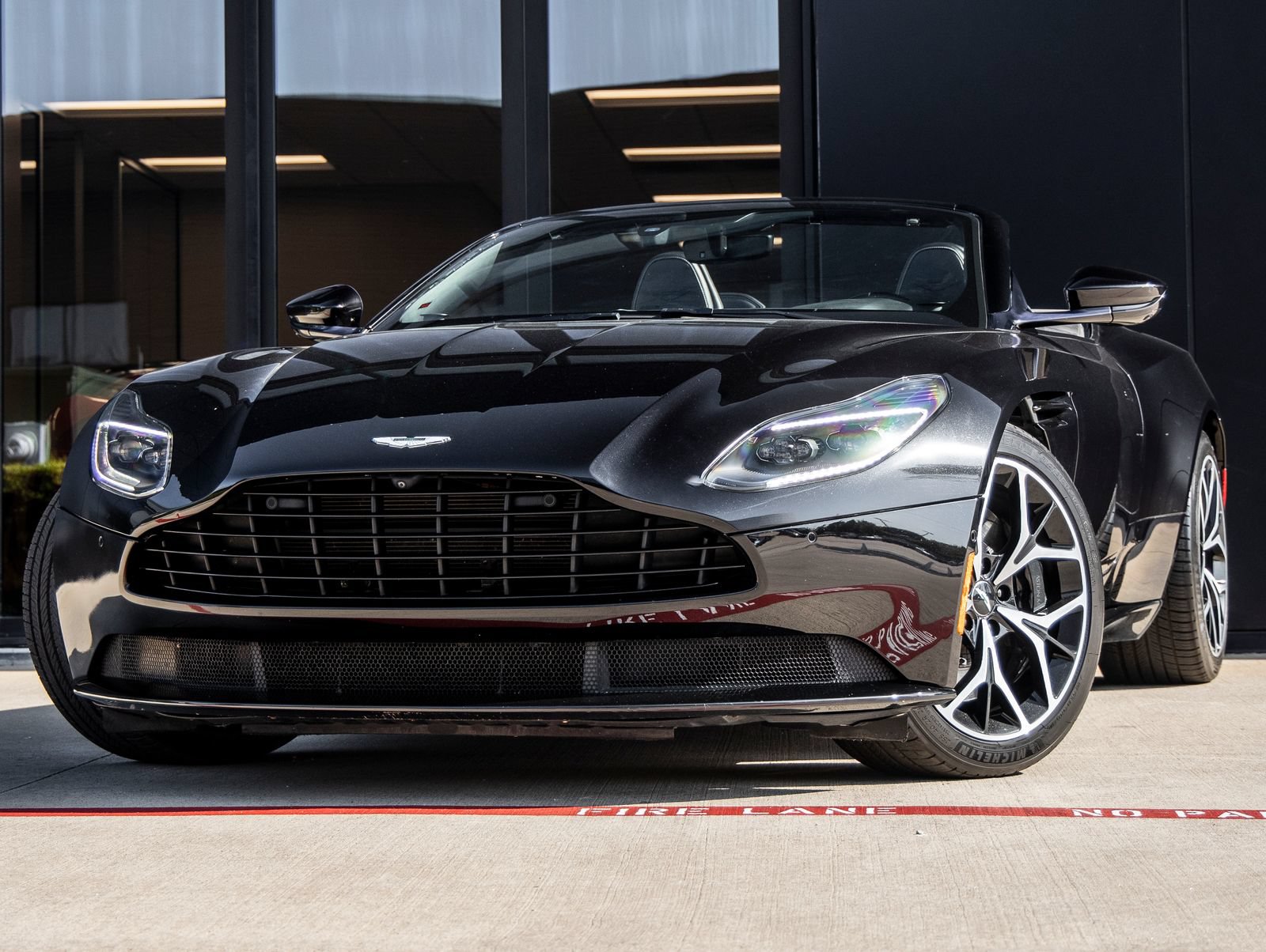 Used 2019 Aston Martin DB11 Volante RWD image 1