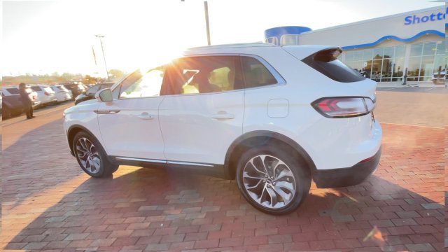 Used 2022 Lincoln Nautilus Reserve AWD/4WD image 7